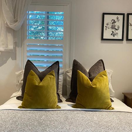 Clearbrooke Gem- Bright Private Bedroom Close To Yyz Торонто Экстерьер фото