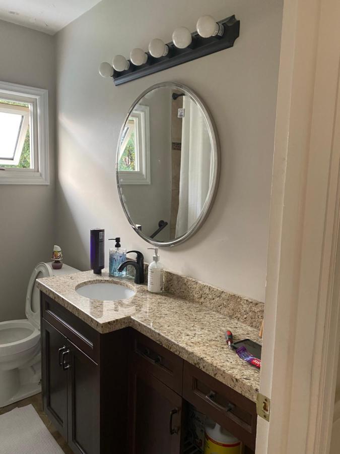 Clearbrooke Gem- Bright Private Bedroom Close To Yyz Торонто Экстерьер фото