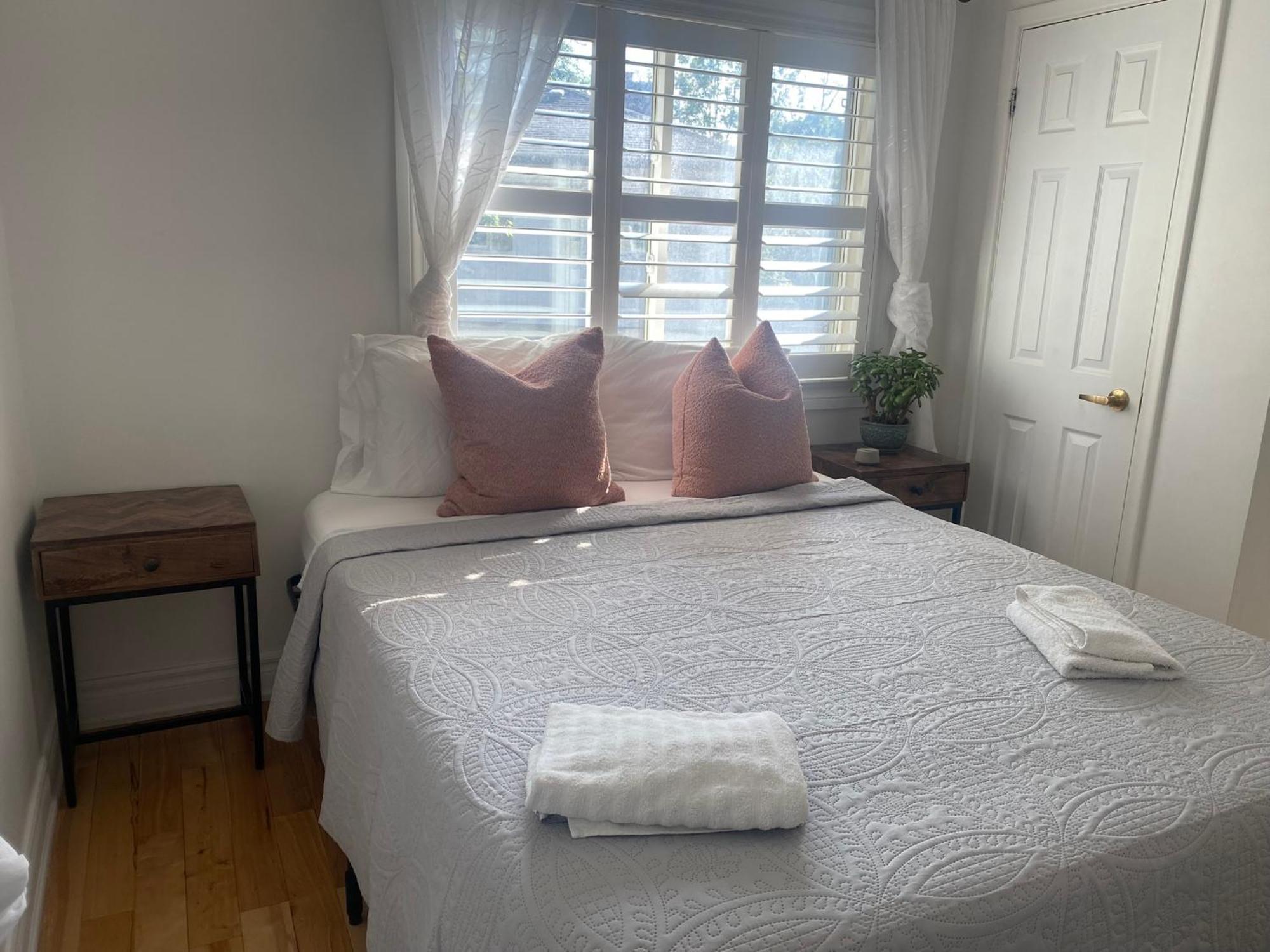Clearbrooke Gem- Bright Private Bedroom Close To Yyz Торонто Экстерьер фото
